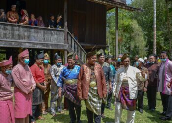 AHMAD Samsuri Mokhtar berpakaian tradisional melihat aktiviti dan pengisian yang terdapat di Kampung Pekan Budaya Terengganu sejurus majlis perasmiannya di Muzium Negeri, Kuala Terengganu semalam. UTUSAN/PUQTRA HAIRRY ROSLI