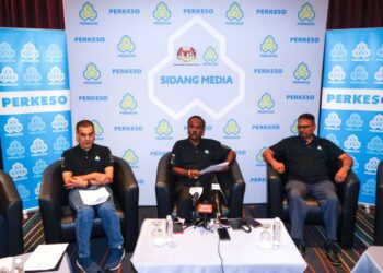V. SIVAKUMAR (tengah) dalam sidang akhbar selepas mengadakan lawatan ke tapak projek pusat rehabilitasi Perkeso di Bandar Meru Raya di Ipoh hari ini. - UTUSAN/ZULFACHRI ZULKIFLI