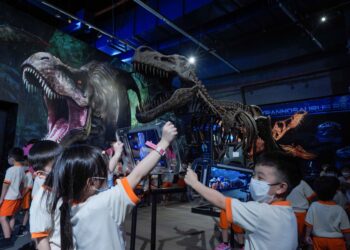 TIMBUL persepsi dalam kalangan masyarakat bahawa pelajar yang mengambil jurusan lain adalah kurang pandai dan tidak sehebat pelajar aliran sains. – UTUSAN/AMIR KHALID