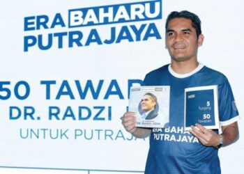 RADZI Jidin menunjukkan 50 Tawaran #EraBaharuPutrajaya semasa 
kempen PRU15 di Putrajaya bulan lalu. – UTUSAN/FAISOL MUSTAFA