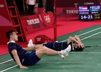 BEREGU lelaki negara, Aaron Chia dan Soh Wooi Yik meraikan kejayaan meraih pingat pertama negara selepas menewaskan pasangan Indonesia, Mohammad Ahsan-Hendra Setiawan 17-21, 21-17, 21-14 dalam aksi hampir satu jam di Musashino Forest Sport Plaza dalam acara badminton Sukan Olimpik Tokyo 2020, semalam. - AFP