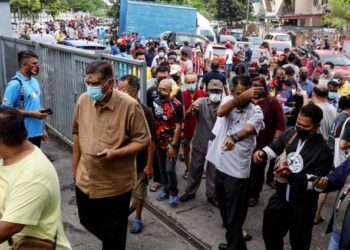 Mangsa banjir datang ke Dewan Azalea Sri Muda, Shah Alam, Selangor, semalam untuk menerima Bantuan Wang Ihsan. – UTUSAN/ZULFADHLI ZAKI