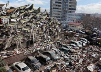 Anggota pasukan penyelamat dan orang awam mencari mangsa yang mungkin masih hidup di bawah runtuhan bangunan di Kahramanmaras, Turkiye, semalam. – AFP