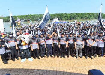 WAN ROSDY Wan Ismail (depan, tengah) bersama atlet Pahang pada majlis penyerahan bendera kontinjen  Sukma Ke-20 di Kuantan, Pahang. - UTUSAN/SHAIKH AHMAD RAZIF