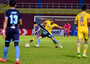 KAPTEN pasukan Penang FC, Endrick Dos Santos Parafita cuba melepasi pertahanan Sri Pahang FC, Johan Cedric Francois Martial pada perlawanan Liga Super di Stadium Darul Makmur, kelmarin.- UTUSAN/SHAIKH AHMAD RAZIF