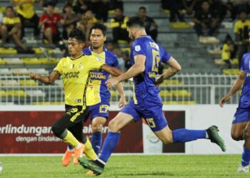 PEMAIN tengah Perak FC, Farris Izdiham (kiri) melarikan bola daripada pertahanan Sri Pahang, Stefano Brundo dan Mohamad Fadhli Shas dalam aksi Piala FA di di Stadium Perak, Ipoh malam tadi. - UTUSAN/MUHAMAD NAZREEN SYAH MUSTHAFA