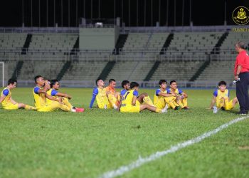 DOLLAH Salleh (kanan) memberi arahan kepada pemainnya selepas perlawanan persahabatan menentang Terenggang FC II di Stadium Darul Makmur semalam. – PAHANG FA