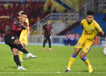 PENYERANG Selangor,  Herlison Caion melakukan percubaan ke arah gol Sri Pahang dalam aksi Liga Super malam ini. - UTUSAN/SHAIKH AHMAD RAZIF