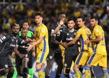 BENTENG Sri Pahang (jersi kuning) terlalu rapuh ketika tumbang 1-5 kepada Terengganu FC dalam aksi Piala Malaysia di Stadium Darul Makmur, Kuantan kelmarin. – IHSAN TERENGGANU FC