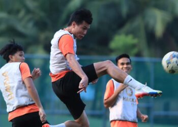 PEMAIN Sri Pahang menjalani latihan akhir di Kuantan kelmarin menjelang pertemuan menentang Selangor pada pusingan kedua Piala FA di Petaling Jaya malam ini. – IHSAN SRI PAHANG