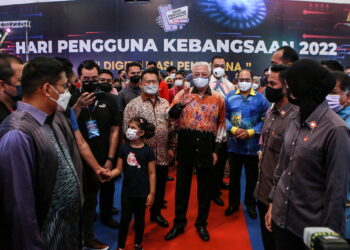 Ismail Sabri Yaakob merasmikan sambutan Hari Pengguna Kebangsaan 2022 di NU Sentral, Kuala Lumpur, semalam. Turut hadir Menteri Perdagangan Dalam Negeri dan Hal Ehwal Pengguna (KPDNHEP), Datuk Seri Alexander Nanta Linggi. – MINGGUAN/AFIQ RAZALI