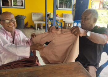 ABD. RUAHMAN TALIB (kiri) ceria menerima baju raya yang akan dipakainya pada Aidilfitri di Rumah Sejahtera Batu Bertangkup, Padang Besar, Perlis, semalam. – UTUSAN/SYED AZLAN SAYID HIZAR