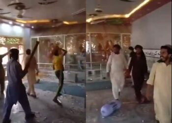 GAMBAR tersebar dalam media sosial menunjukkan penunjuk perasaan menyerang kuil di wilayah Punjab, timur Pakistan. - AGENSI