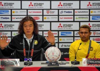 KIM Pan Gon dan Faisal Halim dalam sidang akhbar di Bukit Jalil hari ini menjelang pertemuan menentang Singapura esok. - UTUSAN/AMIR KHALID
