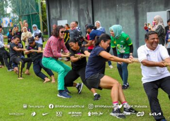 KIM Pan Gon (berseluar hijau) menyertai acara tarik tali pada Hari Keluarga FAM 2022.-IHSAN FAM