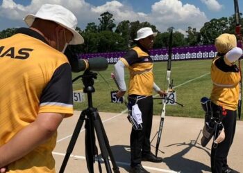 JURULATIH Malaysia, Lee Jae-hyung memantau latihan Khairul Anuar
Mohamad dan Syaqiera Mashayikh.