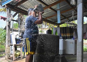 Muhammad Sharil Mohd. Sabri terpaksa mandi menggunakan air perigi  untuk menyejukkan badan berikutan cuaca panas di Kampung Baru, Kelulut, Rhu Muda, Marang, Terengganu. -UTUSAN/PUQTRA HAIRRY