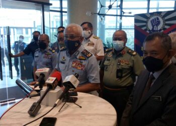 AFFENDI Buang mengadakan sidang akhbar selepas merasmikan Ekspo Usahawan Veteran TLDM di Malakat Mall, Cyberjaya, hari ini. - UTUSAN/AMREE AHMAD