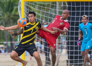 AKSI pemain Malaysia ketika menentang Indonesia dalam bola sepak pantai Piala AFF di Pattaya, Thailand hari ini. - IHSAN FAM