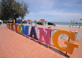 PANTAI Telok Kemang di Port Dickson juga menerima kesan dengan ketiadaan pengunjung ekoran penularan pandemik Covid-19 yang mengakibatkan pelaksanaan PKP serta larangan rentas negeri dan daerah diambil oleh kerajaan. - FOTO/MOHD. SHAHJEHAN MAAMIN