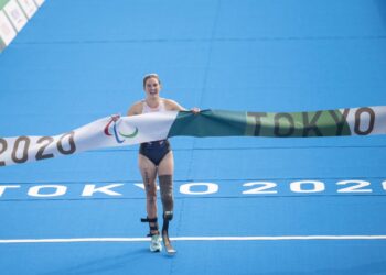 Allysa Seely meraikan kejayaan menjuarai acara triatlon PTS2 pada Sukan Paralimpik 2020 Odaiba Marine Park, Tokyo. – AFP