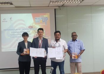 MEGAT D Shariman Zaharuddin (dua dari kanan) ketika merasmikan Majlis Menandatangani Memorandum Persefahaman bersama Health Lane Family Pharmacy di Kompleks Kecemerlangan Sukan Paralimpik, Kampung Pandan, Kuala Lumpur hari ini.