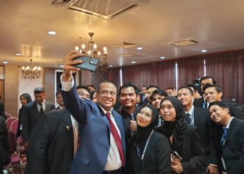 AHMAD Samsuri Mokhtar berselfie bersama peserta Program Persidangan Meja Bulat Mahasiswa Kebangsaan Terkait Polisi dan Urus Tadbir di Kuala Terengganu, hari ini. - UTUSAN/KAMALIZA KAMARUDDIN