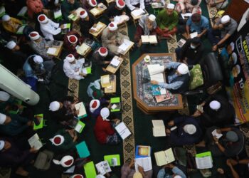 ABDUL Hadi Awang (tengah) menyampaikan kuliah dhuha mingguan di Masjid Rusila, Marang, hari ini. - UTUSAN/PUQTRA HAIRRY ROSLI