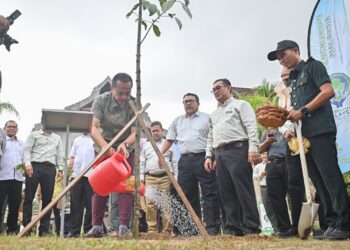 AHMAD Samsuri Mokhtar menyiram anak pokok spesies beruas yang ditanam selepas majlis perasmian Sambutan Hari Hutan Antarabangsa 2023 peringkat negeri di Kuala Terengganu, hari ini. - UTUSAN/PUQTRA HAIRRY ROSLI