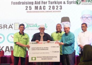 ABDUL Hadi Awang menerima replika cek sumbangan dalam Majlis Berbuka Puasa sempena Kempen Dana #Aid4Turkiye&Syria di sebuah hotel di ibu negara, baru-baru ini.
