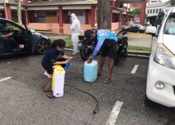 KERJA-KERJA sanitasi dilakukan bagi mengawal penularan pandemik Covid-19 yang dikesan di Pasar Taman Johor, Jaya, Johor Bahru.