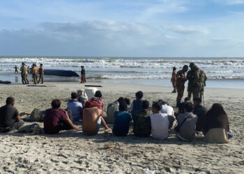 SEBAHAGIAN PATI yang terselamat dalam kejadian bot karam ketika cuba menyeludup masuk ke Pantai Tanjung Balau, Kota Tinggi, Johor  Disember tahun lalu. UTUSAN/RAJA JAAFAR ALI