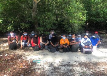 PATI yang ditahan selepas mendarat di hutan paya bakau dekat pantai Long Beach, Morib, Kuala Langat, Selangor, semalam.