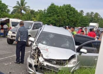 KEADAAN Perodua Alza yang membawa 10 warga Myanmar selepas terlibat dalam kemalangan di Jalan Tok Dor, Besut, Terengganu. - UTUSAN/KAMALIZA KAMARUDDIN