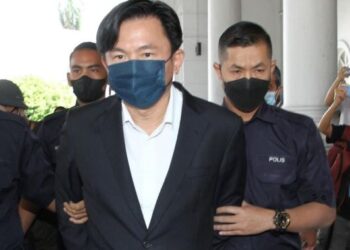 PAUL Yong Choo Kiong dibawa keluar dari Mahkamah Tinggi Ipoh hari ini setelah dijatuhi hukuman penjara 13 tahun dan dua sebatan selepas didapati bersalah merogol pembantu rumah warga Indonesia, tiga tahun lalu. - 
UTUSAN/MUHAMAD NAZREEN SYAH MUSTHAFA