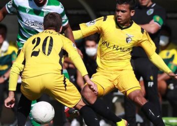 SAFAWI Rasid (kanan) beraksi bersama skuad Portimonense Bawah 23 di Portugal kelmarin.