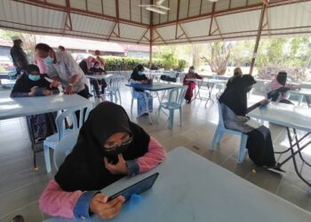 PARA pelajar menggunakan kemudahan tab dan khidmat WiFi percuma yang disediakan di Pusat Aktiviti Warga Emas (PAWE), Jalan Bharu, Balik Pulau, Pulau Pinang.