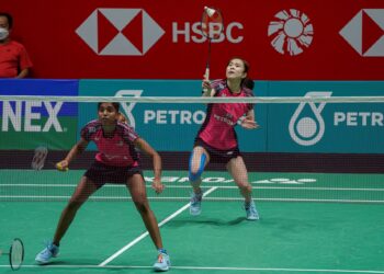 BEREGU wanita Malaysia, M Thinaah dan Pearly Tan tewas kepada pasangan China Shu Xian dan Zheng Yu pada perlawanan pusingan kedua Kejohanan Petronas Terbuka Malaysia 2022 di Axiata Arena Bukit Jalil di sini, hari ini.- UTUSAN/ FARIZ RUSADIO