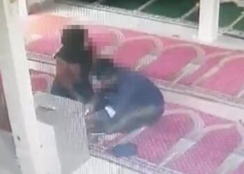 TANGKAP layar rakaman CCTV menunjukkan dua suspek cuba memecah tabung di Masjid Kuala Abang, Dungun, Terengganu, baru-baru ini. - UTUSAN/NIK NUR IZZATUL HAZWANI NIK ADNAN