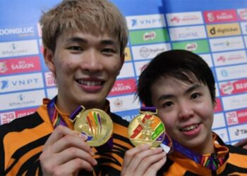 Peck Yen Wei (kanan) ketika memenangi pingat emas acara beregu campuran Sukan SEA bersama Chen Tang Jie.