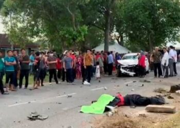 ORANG ramai menyaksikan mayat dua beranak, Md. Firdaus Omar dan anaknya, Muhammad Lutfi Al-Hadi yang terlibat dalam kemalangan di persimpangan lampu isyarat berhampiran Taman Perumahan Mega, Gong Badak, Kuala Nerus semalam. 