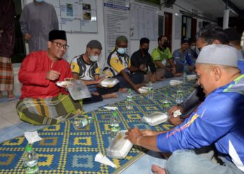 AHMAD Faizal Azumu (kiri) bersahur bersama belia pada program singgah sahur di Masjid Hajjah Puteh Mahani, Bercham Raya di  Ipoh hari ini. - UTUSAN/ZULFACHRI ZULKIFLI