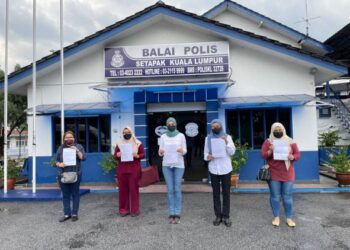 NURUL Ashikin Mabahwi  (tengah) membuat laporan polis di Balai Polis  Setapak, Kuala Lumpur hari ini.