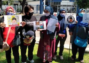 PEJUANITA ketika membuat laporan gesa siasatan semula kes kematian bayi berusia 10 bulan di Balai Polis Setiawangsa hari ini.