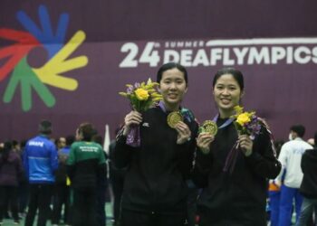 BOON Wei Ying-Foo Zu Tung meraikan kejayaan meraih emas pada Sukan Deaflypic Brazil semalam. - IHSAN MSDEAF