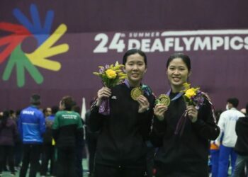 BOON Wei Ying-Foo Zu Tung meraikan kejayaan meraih emas pada Sukan Deaflypic Brazil semalam. - IHSAN MSDEAF