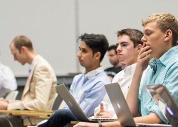 Kementerian Dalam Negeri (KDN) akan terus membantu pelajar asing di Malaysia untuk memperbaharui visa supaya mereka boleh menyambung pengajian di negara ini.