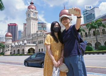 MALAYSIA dijangka menerima kira-kira 15 juta pelancong tahun ini.-GAMBAR HIASAN