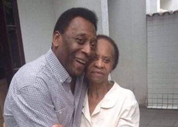 PELE bersama ibunya, Celeste yang berusia 100 tahun.