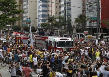 RIBUAN peminat mengerumuni trak bomba yang membawa keranda legenda bola sepak Brazil, Pele menuju Tanah Perkuburan Memorial Santos. Perarakan turut melewati rumah Pele yang didiami ibunya yang berusia 100 tahun, Celeste Arantes semalam. – AFP